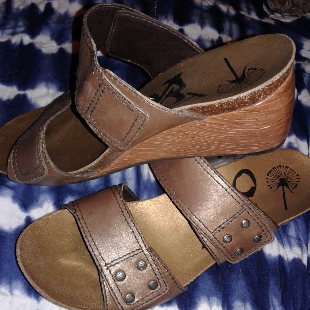 Otbt wedge slides euc excellent sandals 9